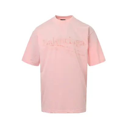 Balenciaga/巴黎世家 可乐烫钻做旧短袖 ⚠YB定织定染面料、颜色烫钻、版型 面料采用进口机器织造而成,布面纹路的独特性创造出完美的成衣效果 面料采用净布260克重 搭配320克1*1罗纹,4色环保定染面料、螺纹同缸无色差. 双纱精梳纯棉高端无尘面料,32针高端纺织螺纹70D超细弹力缝线,接近无感的走线,贴身舒适. 前幅后幅运用白墨直喷印花工艺;由环保胶浆材质,机械化印花工艺.机械印花精度高,套位精准度可达±0.02mm,品质稳定性强. 特订多颗奥地利烫钻,光线下具有天然bling bling亮闪效果,多切面反光点,制作成本极高,激光制模含电脑雕刻机和激光机 以颗粒为单位分毫不差,最后高温烫定型,烫好后还需反复在烫图上测试牢固度,在灯光照射下可呈现五彩斑斓般反光,领织带包边延伸到肩部加固,衔接处打倒针,下摆与袖口,均采用0.2mm针距双线冚车,高成本精心制作 放大镜做货的态度还原产品的品质和效果,全套定制辅料只为客户呈现每一个细节 衣身前后幅做旧磨破,更大大增加了服装的趣味性;独特的视觉效果. 巴黎短袖必须是春夏的第一件短袖模糊界限的男女同穿风,经典落肩oversize版型,上身宽松休闲. 颜色:黑色 粉色